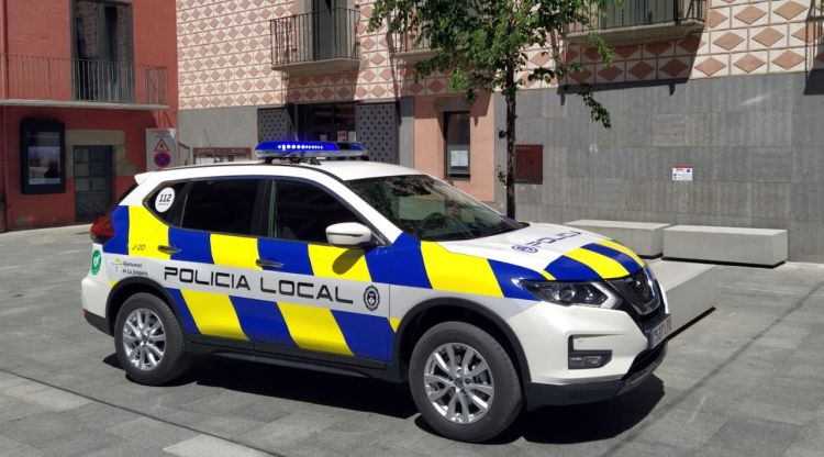 Un cotxe de la Policia Local de la Jonquera, davant l'Ajuntament del municipi