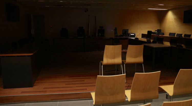 La sala de vistes de l'Audiència de Girona a les fosques. ACN