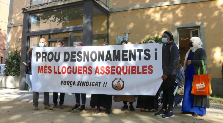 Un moment de la concentració davant de l'Ajuntament de Salt per reclamar comptadors socials. ACN