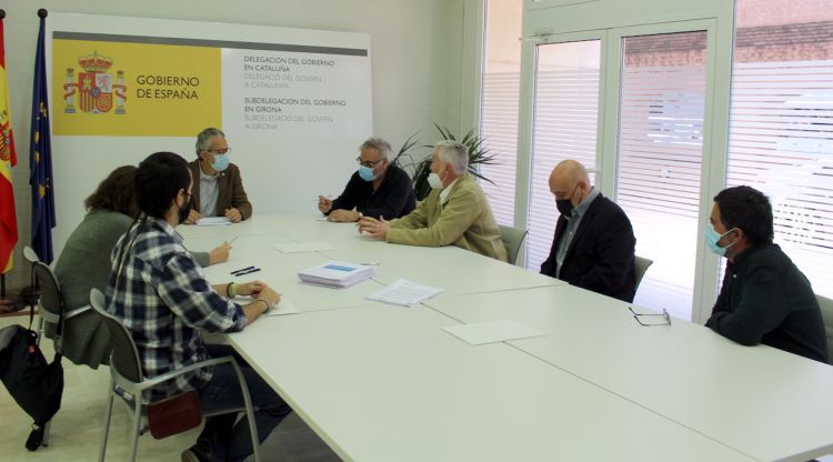 Un instant de la reunió que els opositors al parc eòlic marí del golf de Roses han mantingut amb el subdelegat de l'Estat