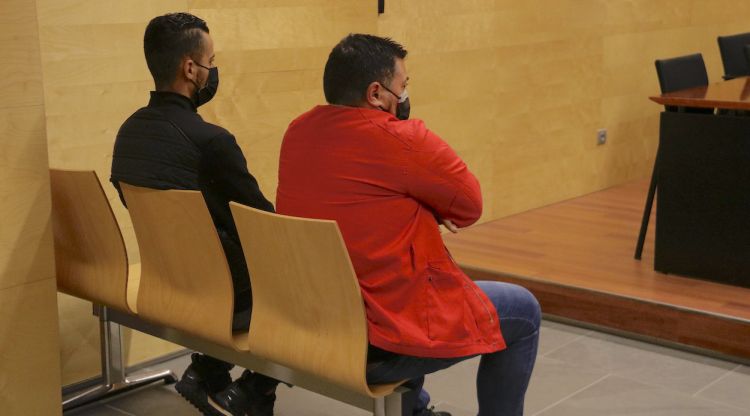 D'esquenes, l'aleshores policia local absolt per no haver perseguit els traficants que li subministraven droga. ACN