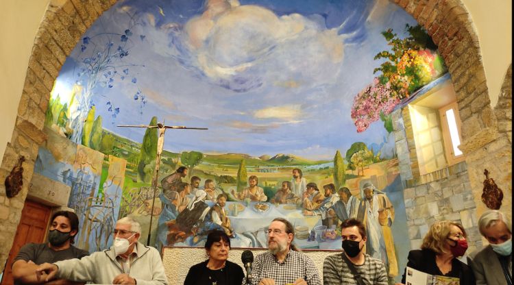 Els assistents a la presentació de la Fundació Pujolboira a l'església d'Albons amb la presidenta, Carme Jordà al centre. ACN