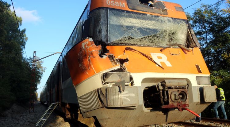 La part frontal del tren que ha xocat contra un arbre a Sils. ACN