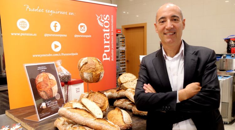 El director general de Puratos, Jorge Grande, a la planta que la multinacional té a Sils. ACN
