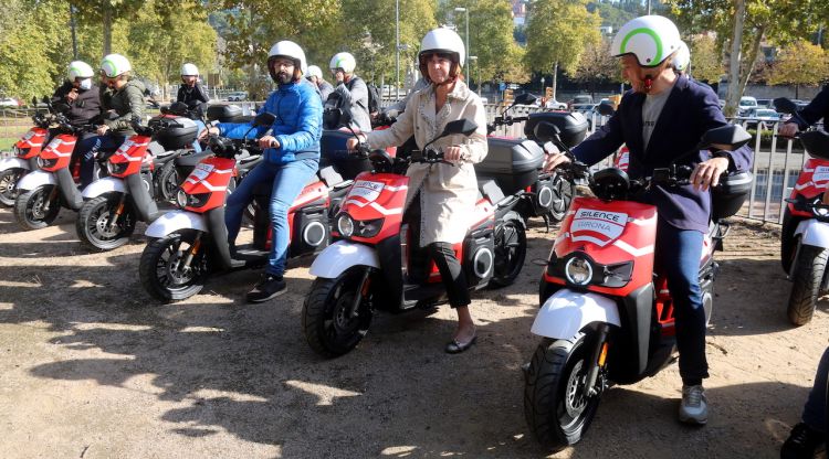 Un instant de la presentació del nou servei de motos elèctriques compartides a Girona. ACN