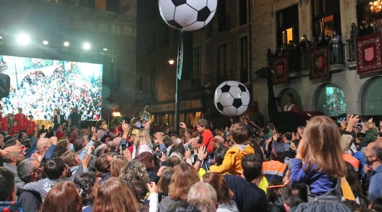 Part de l'acte inaugural de les fires de Girona amb pilotes per fer participar al públic assistent. ACN