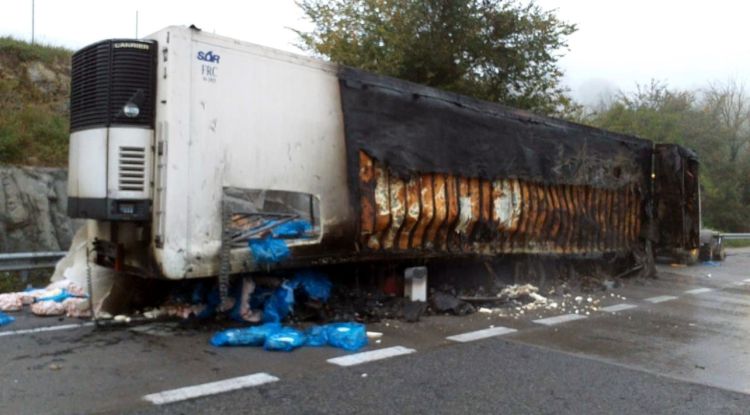 El remolc incendiat del camió frigorífic a l'interior del túnel de Bracons