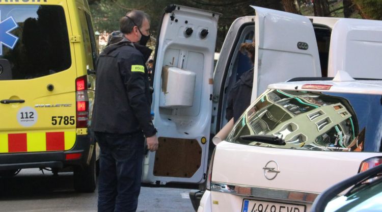 Un agent dels Mossos mirant una furgoneta a l'Avinguda Ripollès on hi ha hagut el crim. ACN