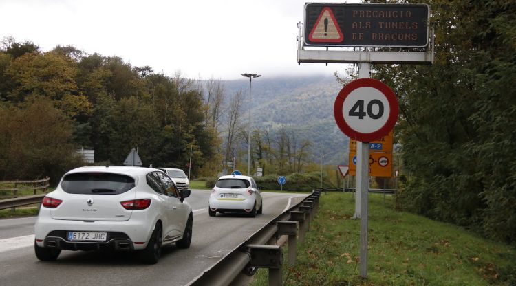 Vehicles direcció el túnel de Bracons a Joanetes, aquest matí. ACN