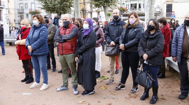 Alguns veïns de Ripoll durant el minut de silenci. ACN