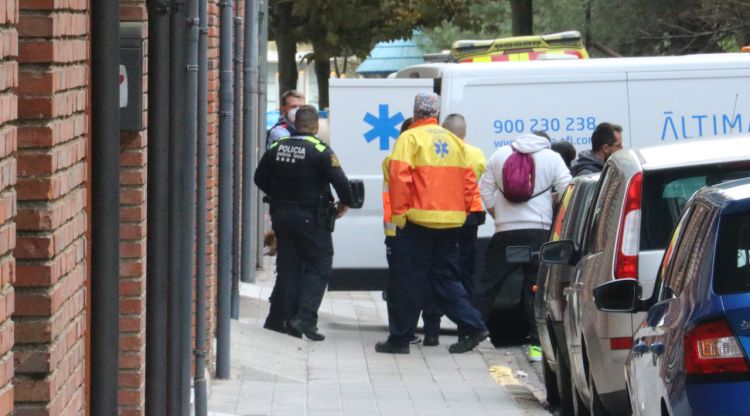 La furgoneta de la funerària que s'ha emportat el cadàver a Ripoll, ahir. ACN