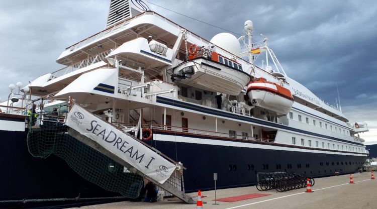 El Seadream, aquest matí al port de Roses