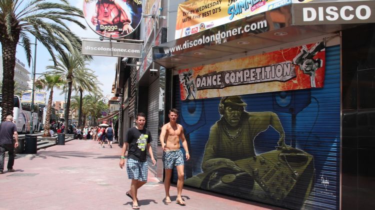 A partir d'aquest estiu, els turistes que vagin sense samarreta per Lloret s'enfronten a multes de fins a 750 euros © ACN