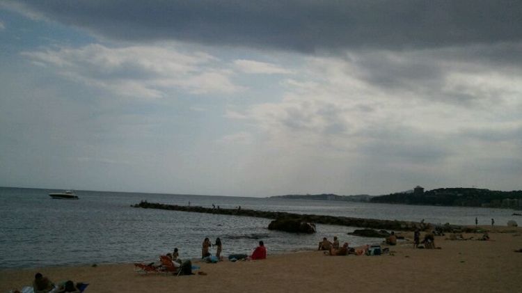 La platja de Calonge plena de núvols el passat juliol