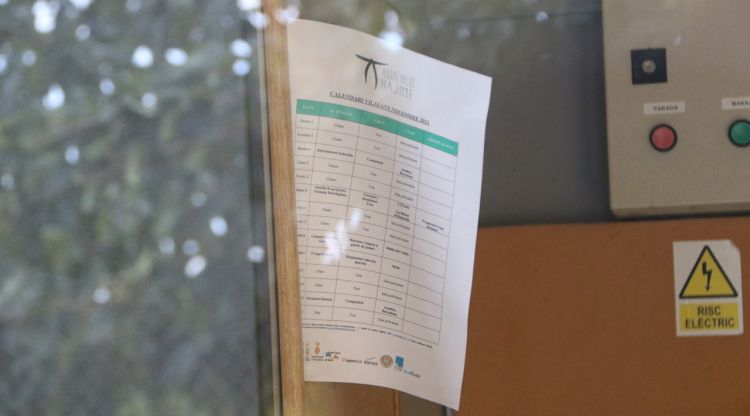 Un calendari dels entrenaments del club de judo a l'interior de la sala polivalent de Vilafant. ACN
