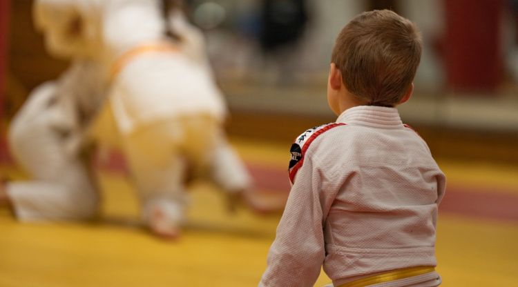 Un menor davant un tatami durant la pràctica del judo (arxiu). Mats Sommervold / Unsplash