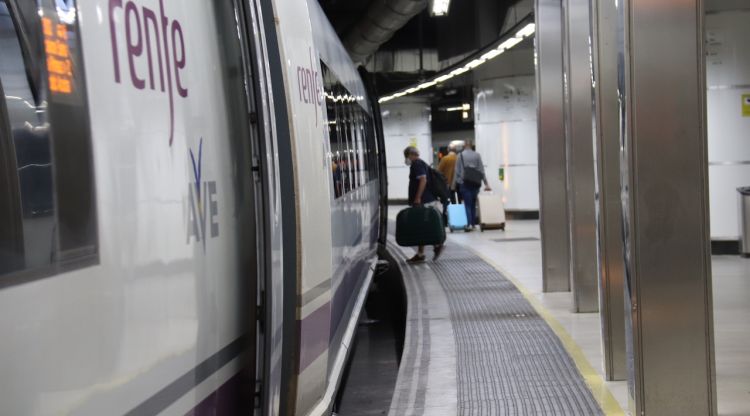 Una persona entrant a un TAV a l'estació de Sants de Barcelona. ACN