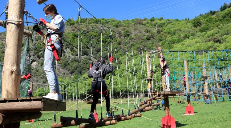 Usuaris en un parc d'aventura del Pallars Sobirà. ACN