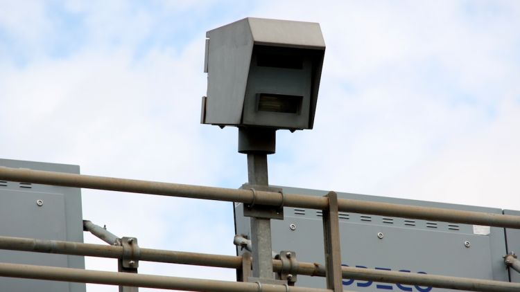 Radar de microones situat a un pòrtic de l'A-2 Sud en direcció Barcelona © ACN