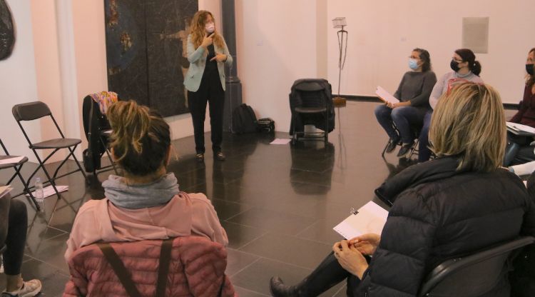 Un instant del taller d'art per detectar violències masclistes a Figueres. ACN