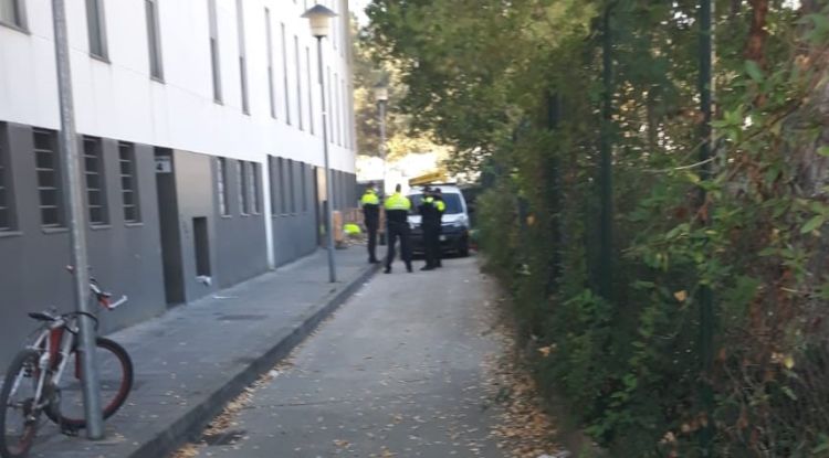 Agents de la Policia Local durant una actuació, ahir al carrer Palamós