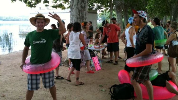 Els manifestants només es van remullar els peus © Ràdio Banyoles