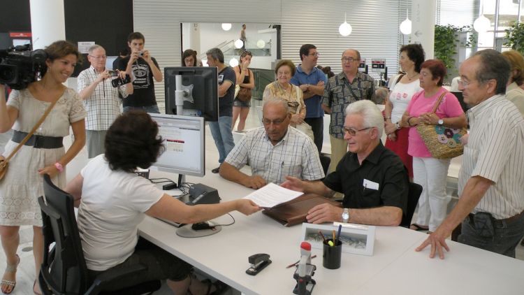 L'entrega de la carta de protesta a la seu de la Generalitat a Girona © ACN