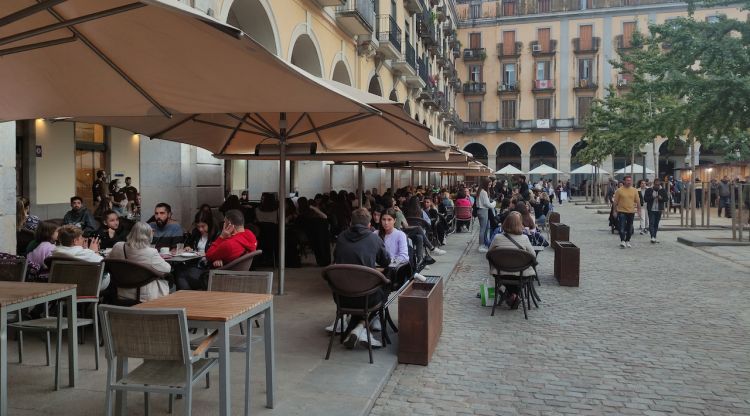 La plaça Independència de Girona amb les terrasses plenes de clients (arxiu). ACN