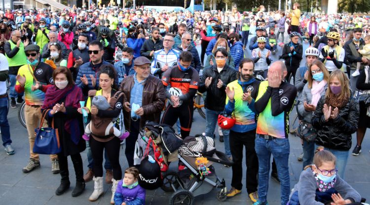 Familiars i amics de la ciclista de Girona atropellada per un conductor begut, a la concentració d'avui. ACN