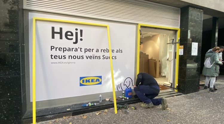 Operaris posant a punt la nova botiga que Ikea obrirà aquest divendres. M. Estarriola