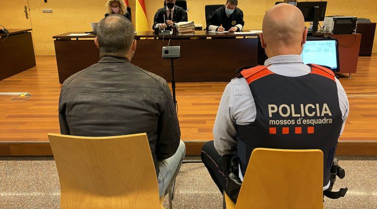 D'esquenes, l'acusat d'intentar matar la parella a cops de pedra a Girona. ACN