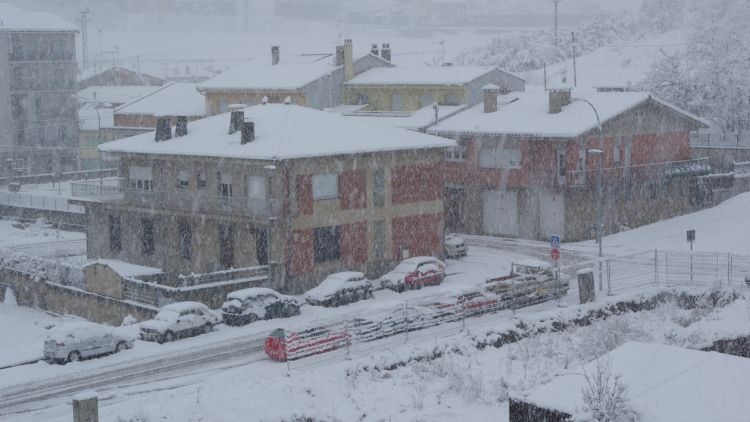 La ciutat d'Olot va patir un fort temporal de neu aquest passat mes de març © AG