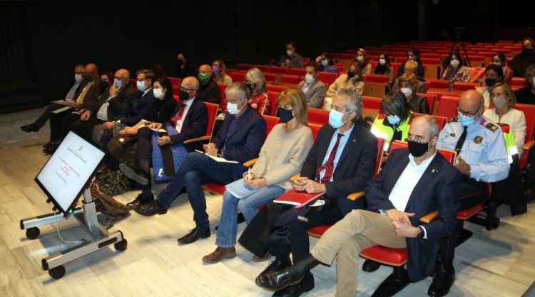 Assistents a la reunió de la comissió institucional per a l'abordatge de les violències masclistes a la demarcació de Girona. ACN