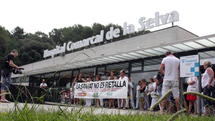 Uns 60 empleats s'han manifestat a l'entrada de l'Hospital de la Selva © ACN