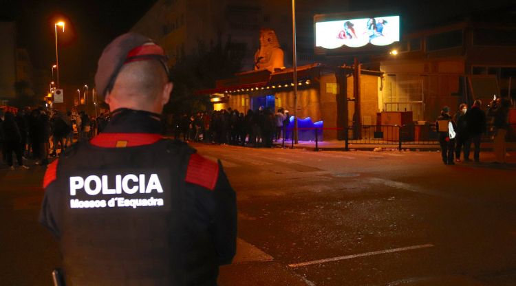 Un instant de l'operatiu policial d'ahir a la nit davant la discoteca Arena de Blanes