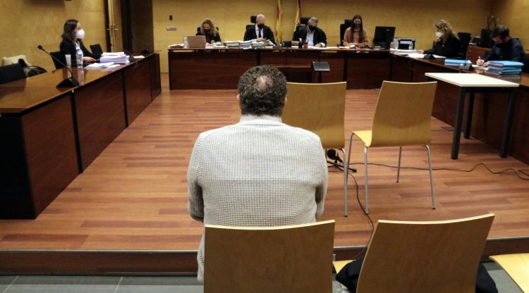 D'esquenes, l'acusat d'estafar un empresari amb una operació de compravenda d'un quadre de Goya fals. ACN