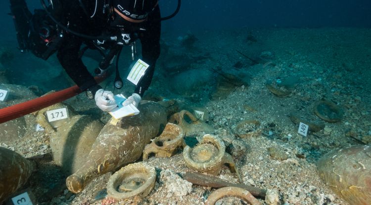 Un arqueòleg documentant una de les àmfores del vaixell romà Formigues II