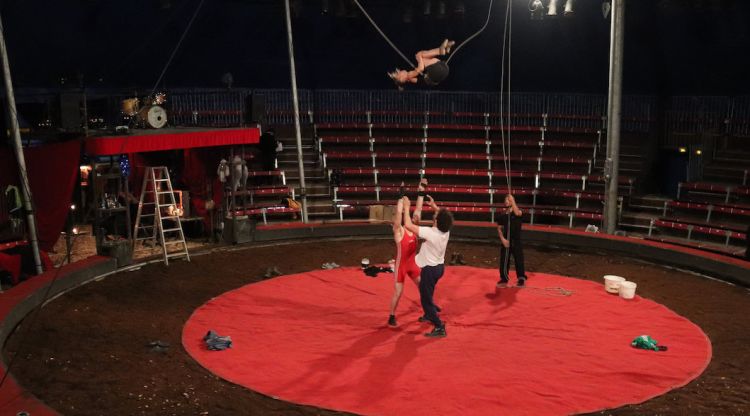 Una acròbata acabant un salt mortal durant un assaig de les piruetes de l'espectacle 'Saison de Cirque'. ACN