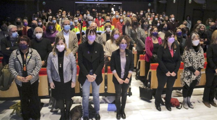 Minut de silenci en record de les víctimes de violència masclista a l'acte institucional del 25-N a Girona. ACN