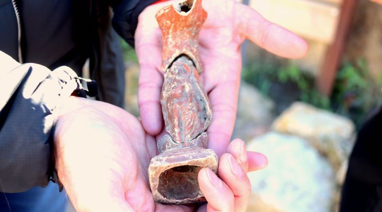 La llàntia de peu del segle I dC que han trobat en un jaciment romà a Caldes de Malavella. ACN
