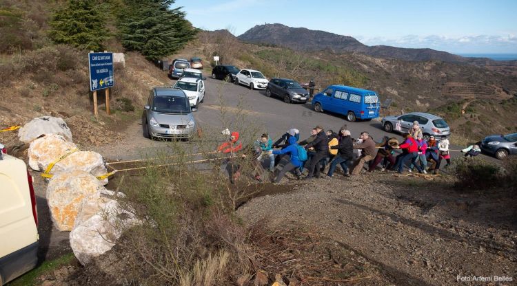 El grup de persones que s'han aplegat avui a Coll de Banyuls, retirant les roques de la carretera. Artemi Bellés