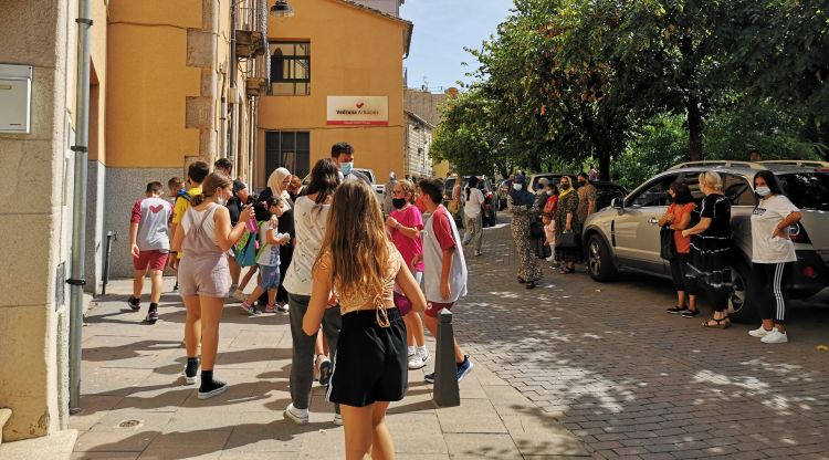 Alumnes a l'entrada de l'escola Vedruna d'Arbúcies (arxiu)