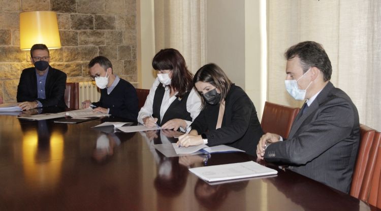 Moment de la signatura entre l'Ajuntament de Girona i el BBVA