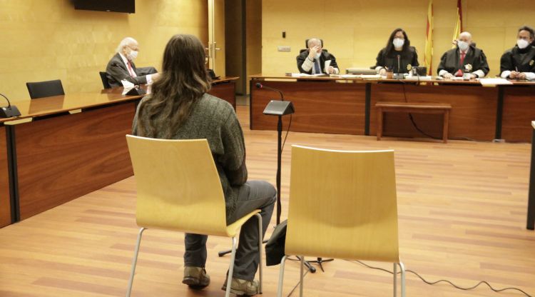 D'esquenes, al jove acusat pels aldarulls postsentència a Girona. ACN