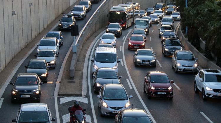 Vehicles a la Ronda de Dalt circulant en sentit Girona, aquesta tarda. ACN