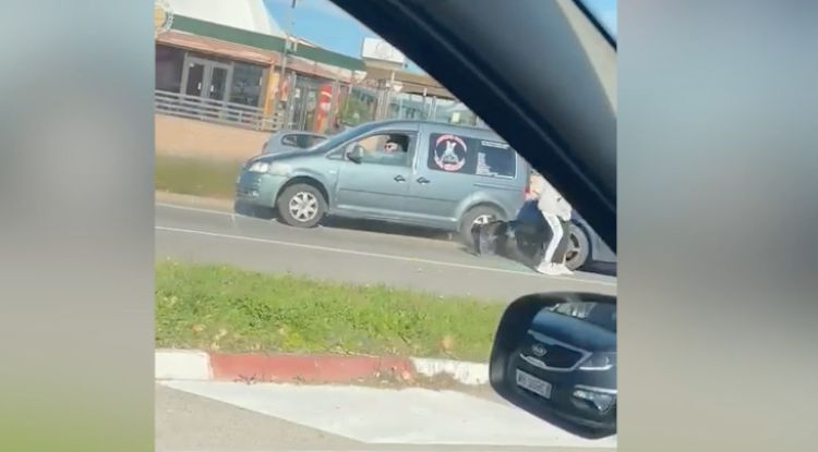Moment en que el conductor de la furgoneta dona marxa enrere per impactar contra el turisme