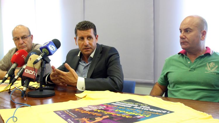 Boadas i Botellé amb una samarreta amb la campanya de sensibilització durant la roda de premsa © ACN