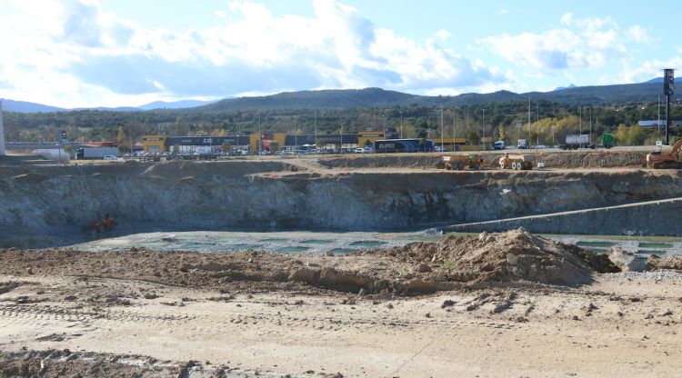 El forat al subsòl per fer els fonaments i l'aparcament de l'ampliació de ll'outlet de la Jonquera. ACN