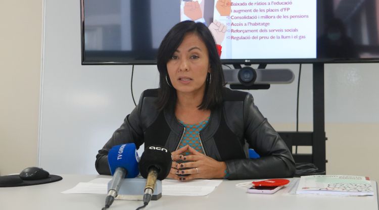 La secretària general de CCOO a les comarques gironines, Belén López, durant la roda de premsa de presentació de la manifestació. ACN