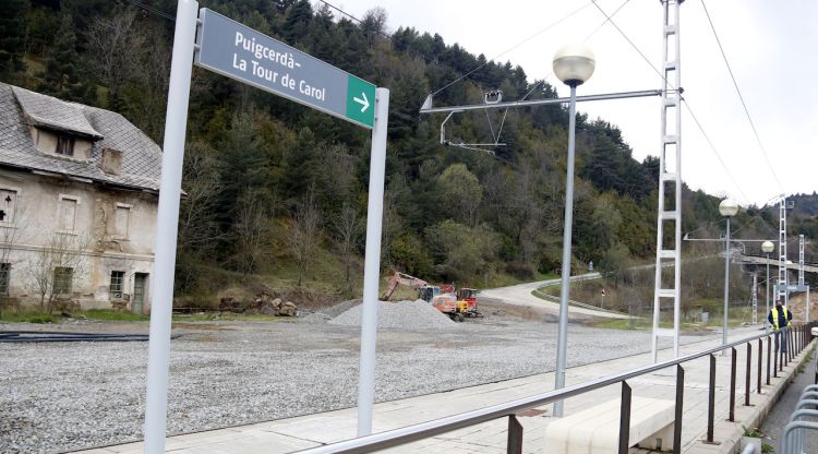 Un cartell de l'estació de tren de Toses (Ripollès) en una imatge d'arxiu. ACN